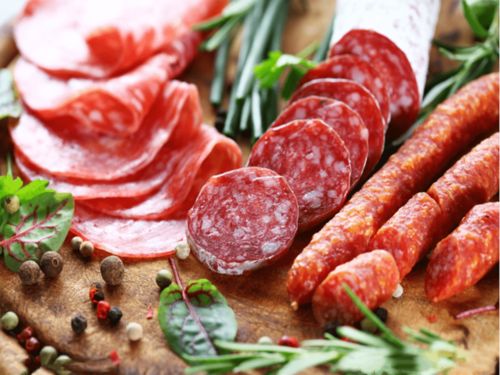 灌香腸用前腿肉還是后腿肉？都不對(duì)！香腸老板教你選對(duì)肉，不膩且香如鐘表般精準(zhǔn)